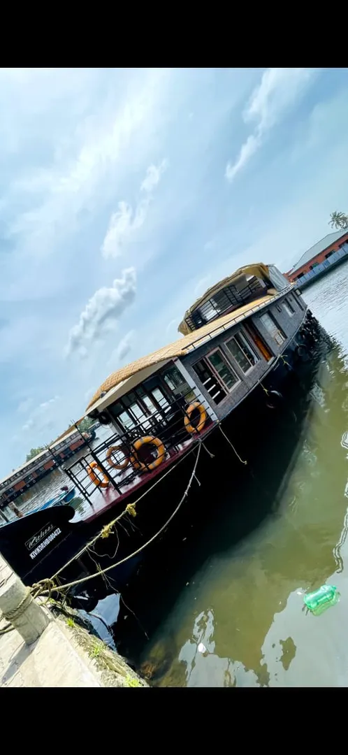 Richoos Deluxe 2 Bedroom Houseboat