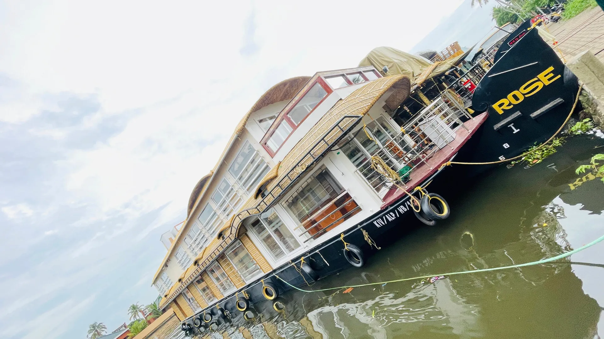 Rose Deluxe 5 Bedroom Houseboat
