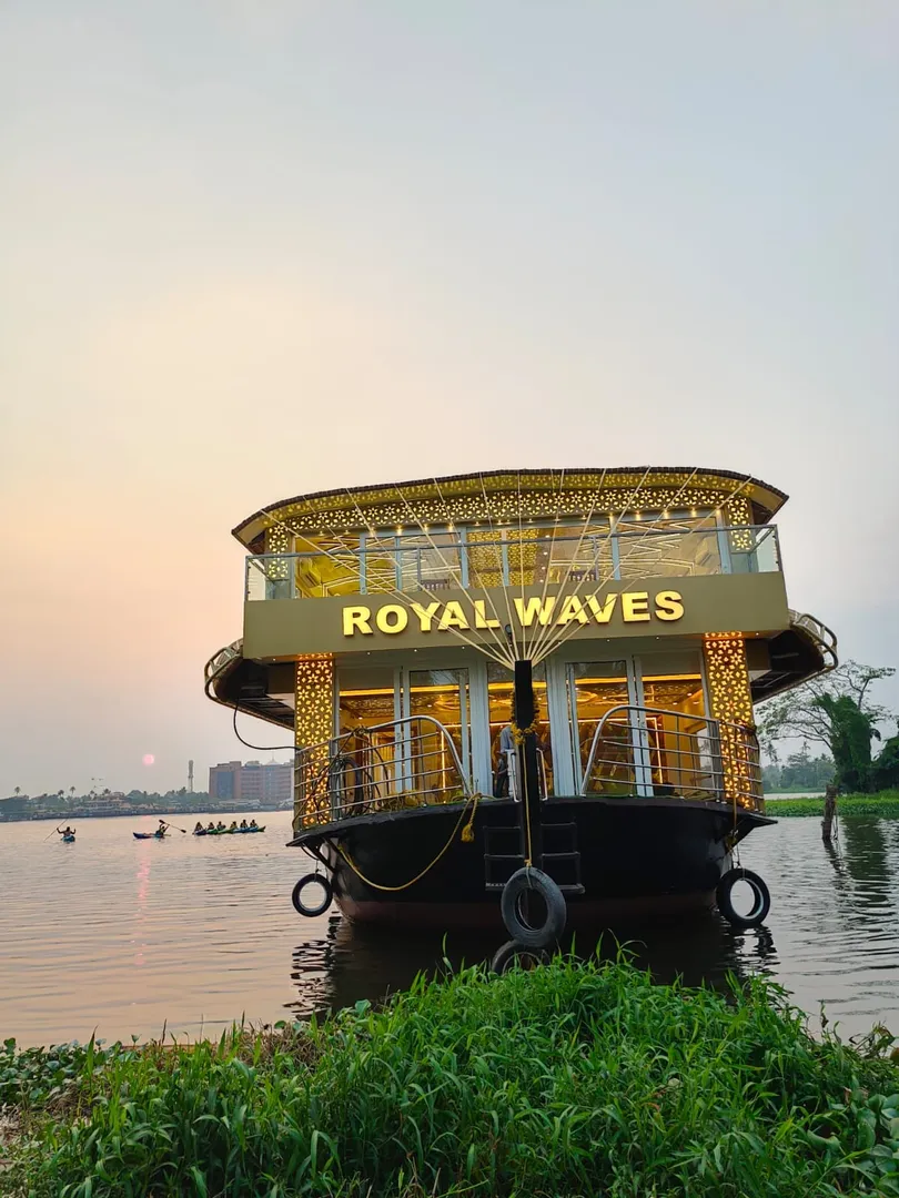 Royal Waves 10-Bedroom Houseboat