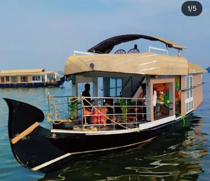 Subin Deluxe Houseboat
